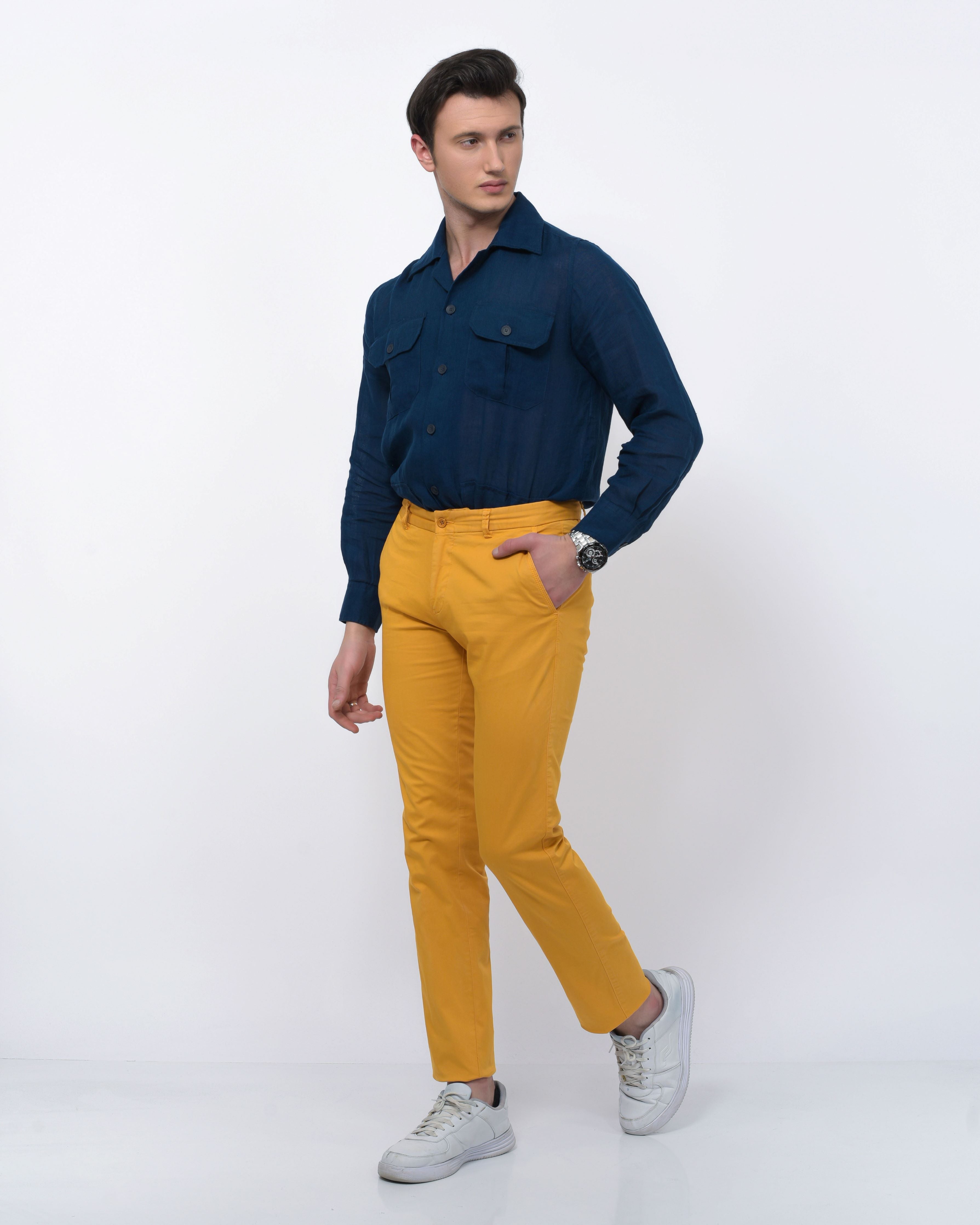 Chino jaune sale